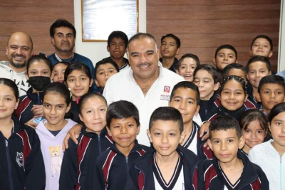 Visitan infantes de la primaria &quot;Francisco J. Mújica&quot; al Alcalde