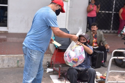 EN JACONA, APOYAN A BOLEROS QUE FUERON RETIRADOS POR CIERRE DE LA PLAZA PRINCIPAL