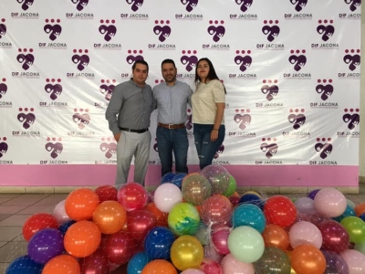 DIF JACONA ENTREGA PELOTAS AL CERESO ZAMORA PARA DIA DEL NIÑO.