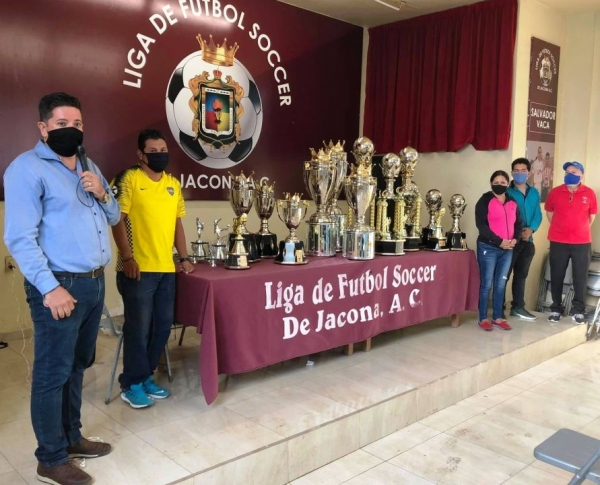 PREMIARON A LOS TRES PRIMEROS LUGARES Y GOLEADORES DE LIGA DE FUTBOL JACONA