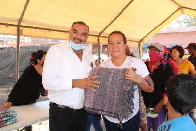 Angélica Luna presidenta del Sistema DIF en compañía de su esposo Isidoro Mosqueda presidente municipal, visitaron la colonia Ángel Mendoza para realizar la entrega de cobijas como parte de la campaña “Menos frío, más amor”