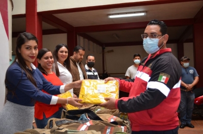 Elementos de Protección Civil y Bomberos Municipales de Jacona, recibieron uniformes por parte del alcalde Isidoro Mosqueda Estrada