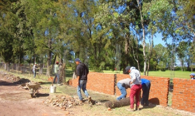 GOBIERNO MUNICIPAL CONSTRUYE BARDA PERIMETRAL EN COBAEM JACONA