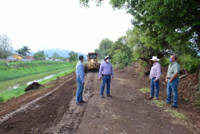 ALCALDESA ADRIANA CAMPOS, ATIENDE REHABILITACIÓN DE CAMINO SACACOSECHAS DEL EJIDO JACONA