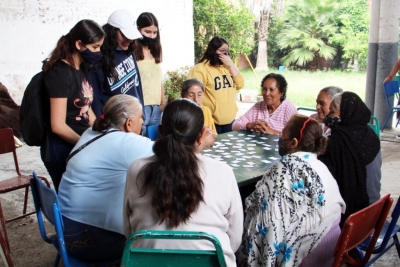 Adultos mayores de Jacona y alumnos de UNIVA, juntos en el programa “Uniendo Corazones”